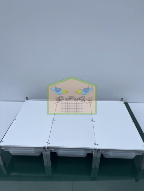 Regálový Tera systém na chov hadov, jašteríc, plazov a potravy pre teráriové zvieratá Rozmer jedného poschodia pre tri boxy: v 175 x š 1430 x h 890 mm Rozmer boxov: v 135 x š 440 x h 845 mm &nbsp; &nbsp;